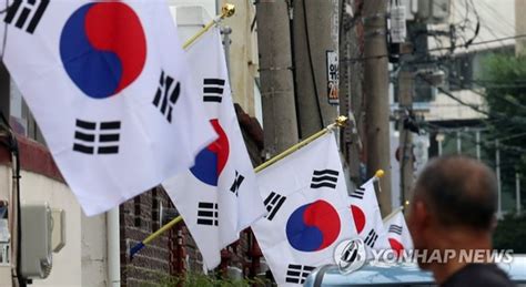 스티븐은 현재 한국에서 영어를 가르치고 있으며, 한국말을 아주 능숙하게 잘 합니다. 오늘은 '5대 국경일' 제헌절, 태극기 다는 방법은?