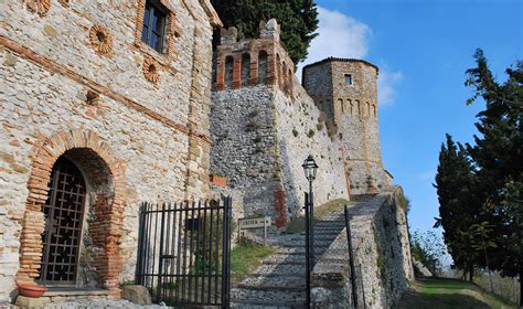 Nata intorno al 1370, guendalina sarebbe stata figlia di ugolinuccio o uguccione di montebello, feudatario di montebello di torriana, e sarebbe prematuramente scomparsa il 21 giugno del 1375. Il Castello di Montebello e il fantasma di Azzurrina - Wired