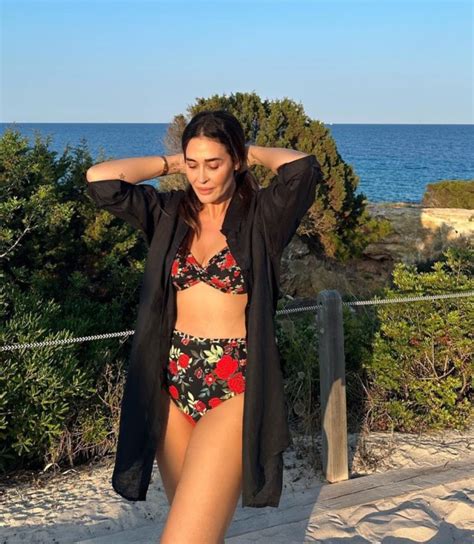 Vicky Mart N Berrocal Con El Bikini De Calzedonia Que Disimula La Tripa