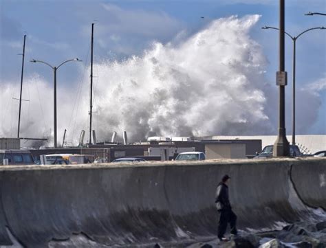 High Surf Pounds South Bay Beaches Breakwater Daily Breeze