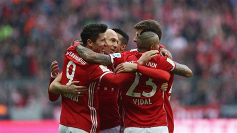 Kể từ khi rời dortmund, lewandowski đã ghi 20 bàn trong 14 trận gặp lại đội bóng cũ ở bundesliga. Bundesliga | Lewandowski makes it 100 Bayern goals as ...
