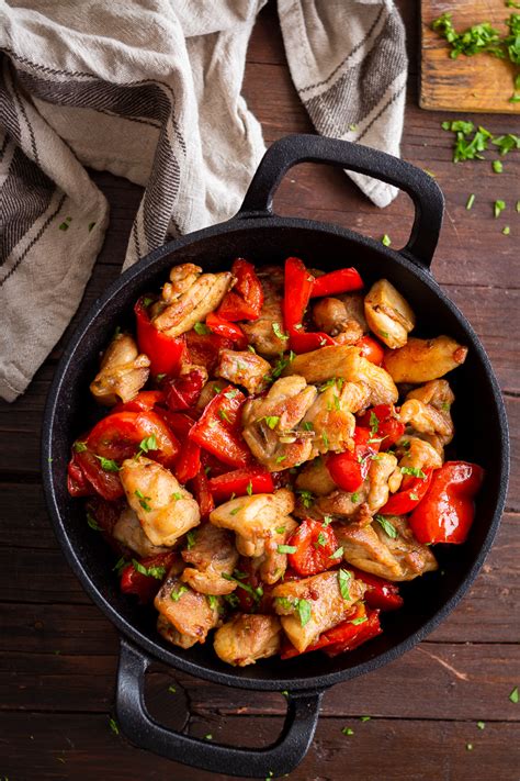 Non sono una grande appassionata del pollo, ma chiunque abbia provato la ricetta delle cosce di pollo con peperoni al forno mi assicura che sono una vera delizia. Pollo e peperoni, ricetta velocissima e senza forno