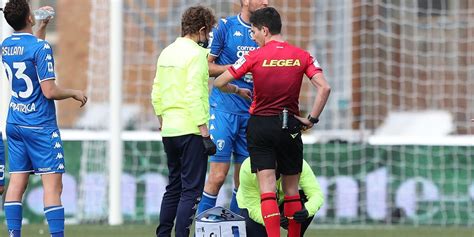 Empoli Cagliari L Arbitro Dionisi Si Fa Male Sostituito Dal Quarto Uomo