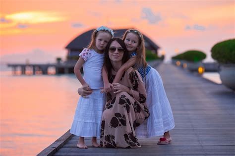Madre Y Sus Dos Hijas Lindas Caminando En La Playa Exótica En Un Día