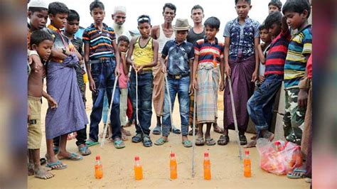 Video viral di masukin botol. Permainan Sederhana Anak-anak Rohingya di Kamp Pengungsian - Foto Tempo.co