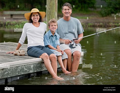 Una Madre Y Un Padre Con Su Hijo De Pescado Fuera De Un Muelle