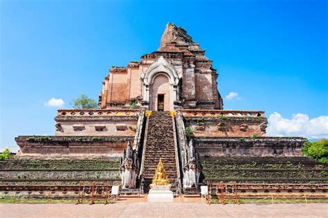Premium Photo Wat Chedi Luang Temple In Chiang Mai In Thailand