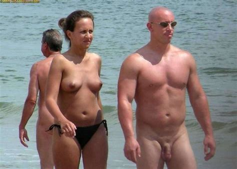 Couple à la plage Monsieur nu Madame topless plaisir com