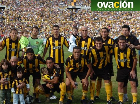 Peñarol athletic club) —also known as carboneros, aurinegros and (familiarly) manyas— is a uruguayan sports club from montevideo. ANOTANDO FÚTBOL *: PEÑAROL 1990-2011