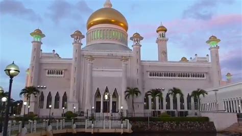 Bangunan ini telah siap dibina pada tahun 1958 dan merupakan satu contoh seni bina islam moden. Azan from Masjid Sultan Omar Ali Saifuddin in Bandar Seri ...