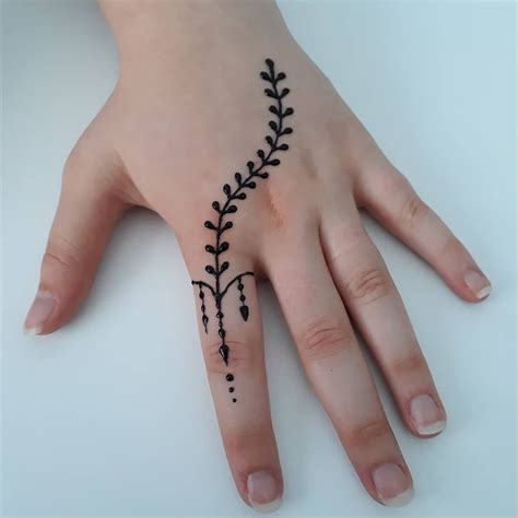 With these henna finger designs, you'll be hitting all the right notes. Özel günleriniz için iletişime geçebilirsiniz