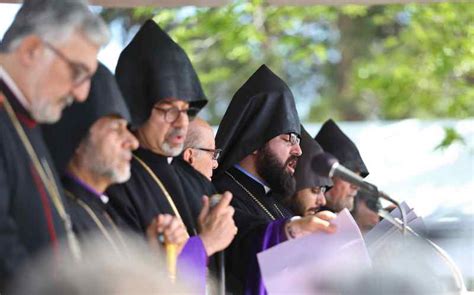 thousands gather at montebello monument to commemorate armenian genocide public radio of armenia