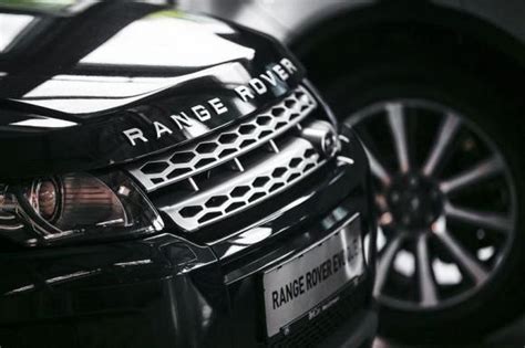 Agar memberikan kesan yang lebih hangat, kamu dapat menggunakan tempat duduk dari sofa berwarna kecoklatan. Tak Akan Ada Range Rover Versi 7 Tempat Duduk, Ini ...