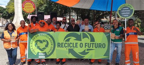 Campanha de incentivo à coleta seletiva da Comlurb chega ao Largo do Machado Prefeitura da