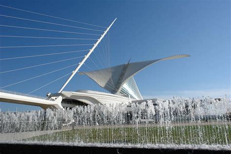 A Lakefront Art Museum Iconic Santiago Calatravadesigned Quadracci