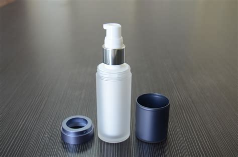 What's the best way to open a lotion pump? cosmetic 50ml lotion pump bottle for skin care factory-Maypak