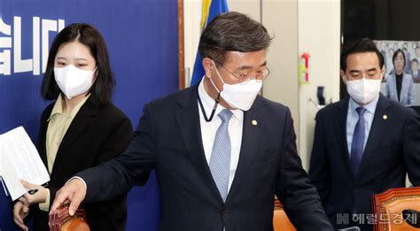 [헤럴드pic] 회의에 참석하는 더불어민주당 윤호중 공동비대위원장과 박홍근 원내대표