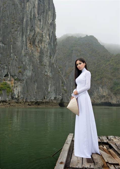 The áo dài is a vietnamese national costume, now most commonly nhã phương khác lạ khi để tóc ngắn, diện áo dài gạch bông. Góc đẹp khác... của Mai Phương Thúy với áo dài