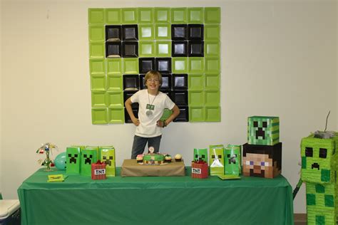 A miracle of pinterest, photoshop and lots and lots of crepe paper streamers! Diary of a Busy Mommy: Minecraft Birthday Party draft
