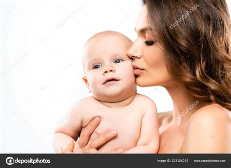 Retrato Madre Desnuda Besando Beb Aislado Blanco Fotograf A De Stock Igorvetushko