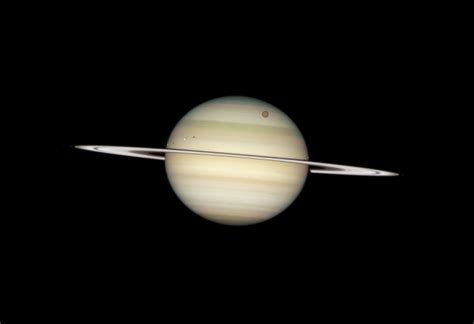 Hubble Fotografeert Vier Manen Van Saturnus