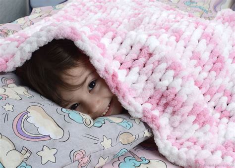 Вязаное детское одеяло для девочки бело-розовое - купить ...