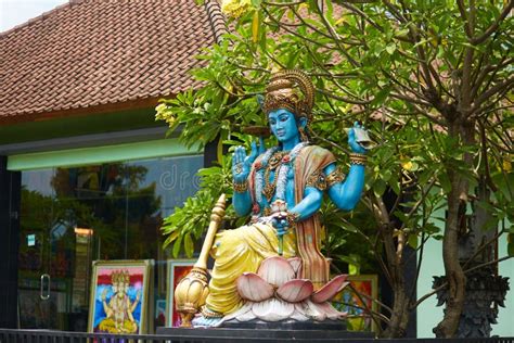 Una Escultura De Un Shiva Azul Multiarmado Dioses Del Indobudismo En