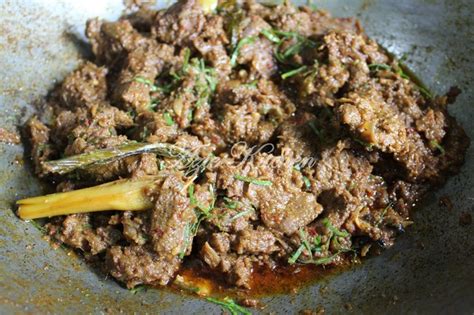 Resep rendang daging sapi berikut bisa kamu coba sendiri di rumah. Rendang Daging Berempah Sedap - Azie Kitchen
