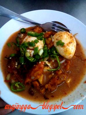 It is the district capital and largest town in hilir perak district and third largest town in the state of perak with an estimated population of around 120,000, or about half of hilir perak district's total population (232,900). Mee Rebus Mastan Ghani di Teluk Intan - anajingga