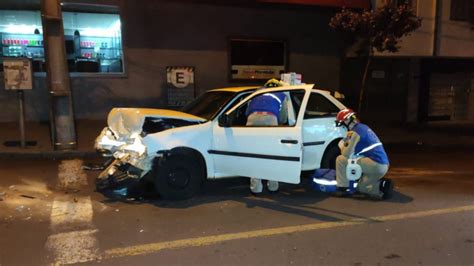 Motorista fica ferida ao bater em carro parado em semáforo na Rua