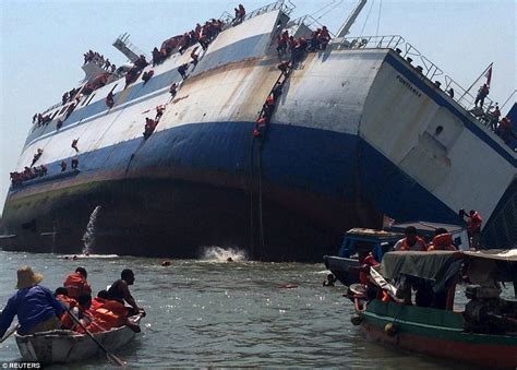 Moment Dozens Of Passengers Made Escape From Capsizing Ferry In East Java Indonesia Daily