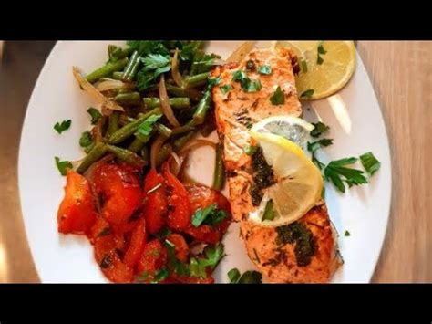 Incidete leggermente la parte squamosa (la pelle), e fate cuocere per circa 1 minuto a calore sostenuto. COME CUCINARE IL SALMONE / كيف أحضر سمك السلمون بطريق سهلة ...
