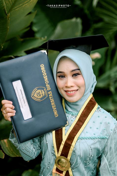 Foto Wisuda Outdor Takasiphoto