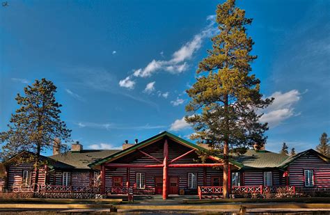 Classic Lodge Ituated In Albertas Magnificent Jasper National Park