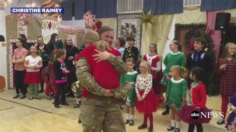 Military Mom Returns Home To Surprise Daughter At Dance Recital Us Army Specialist Returns
