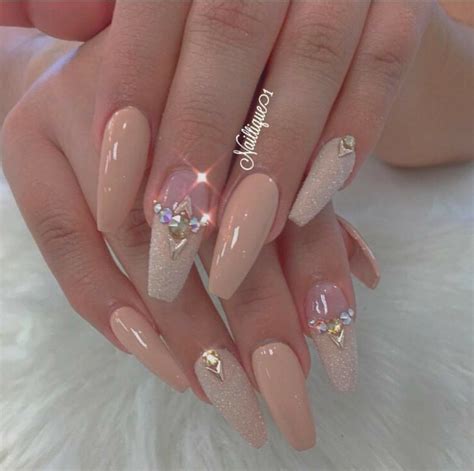 Hoy en día la variedad de decoraciones de uñas es excelente. Pin de Estefany RM en uñas | Uñas doradas, Manicura de ...