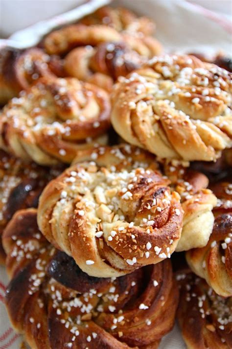 Шведские слоеные булочки клубочки kanelbullar шведские булочки с корицей канелбуллар. Kanelbullar | Kerstdiner