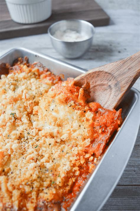 Looking for delicious and easy keto chicken recipes? Keto Chicken Parmesan Casserole - Hey Keto Mama