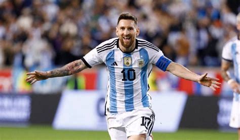 Lionel Messi guió a Argentina con un doblete en la goleada a Jamaica