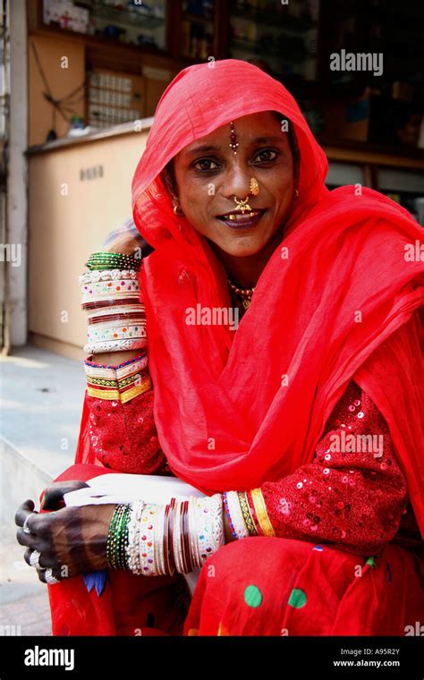 Red Bindi Fotos Und Bildmaterial In Hoher Auflösung Alamy