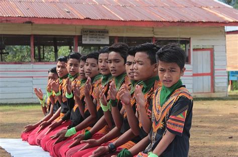 Tari saman menggunakan pola lantai vertikal, horizontal, diagonal dan garis melengkung. Tari Saman Gambar Pola Horizontal - VisitBandaAceh.com