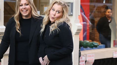 Komikerin amy schumer erwartet nachwuchs und hat ihre schwangerschaft auf ungewöhnliche weise öffentlich gemacht. Nach Schwanger-News: Amy Schumer strahlend beim Film-Dreh ...