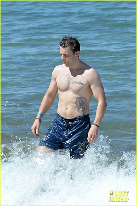 Jake Lacy Looks So Hot While Shirtless At The Beach In Hawaii Photo