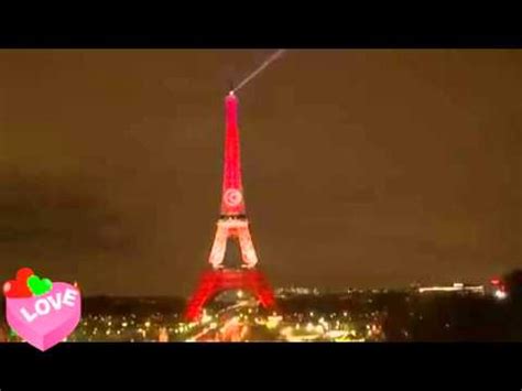 C'est après avoir gravi les 1710 marches qui mènent alors au sommet de la tour, qu'ils déploient le drapeau français célébré par 21 coups de canon. Tour Eiffel drapeau Tunisie solidarité avec Tunisie - YouTube