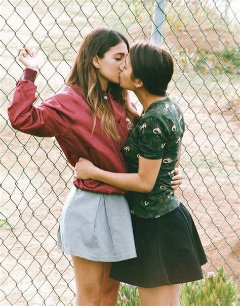 Meninas SE Beijando