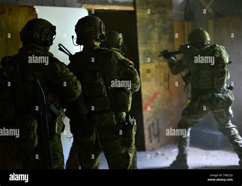 Us Army Soldiers Assigned To The 10th Special Forces Group Airborne