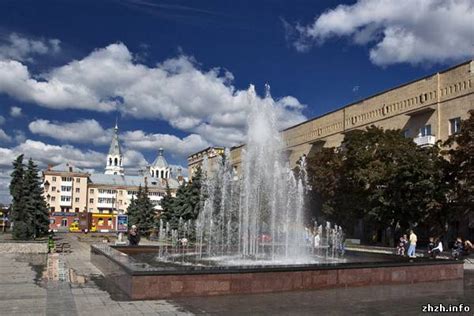Житомир надійшло повідомлення від очевидців про те, що необхідна допомога чоловікові, який опинився у приямку підвального приміщення. Летний Житомир. ФОТО / Admin / Блоги / ЖЖ.инфо