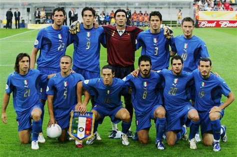 Gianluigi buffon (carrara, 28 de janeiro de 1978) é um futebolista italiano que atua como goleiro, considerado por muitos como um dos maiores goleiros da história do futebol. Estilo nas Copas: 1938 - Futebol, moda e política se misturam - GQ | Essa é nossa