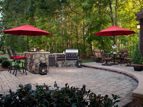 Cover the kids' play area with a colored market umbrella or dine out under a rectangular patio umbrella. 22+ Outdoor Kitchen Bar Designs, Decorating Ideas | Design ...