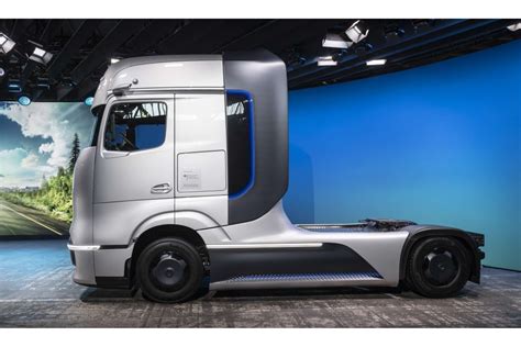 Daimler Trucks Fuel Cell Konzept und Akku Laster für Fernverkehr